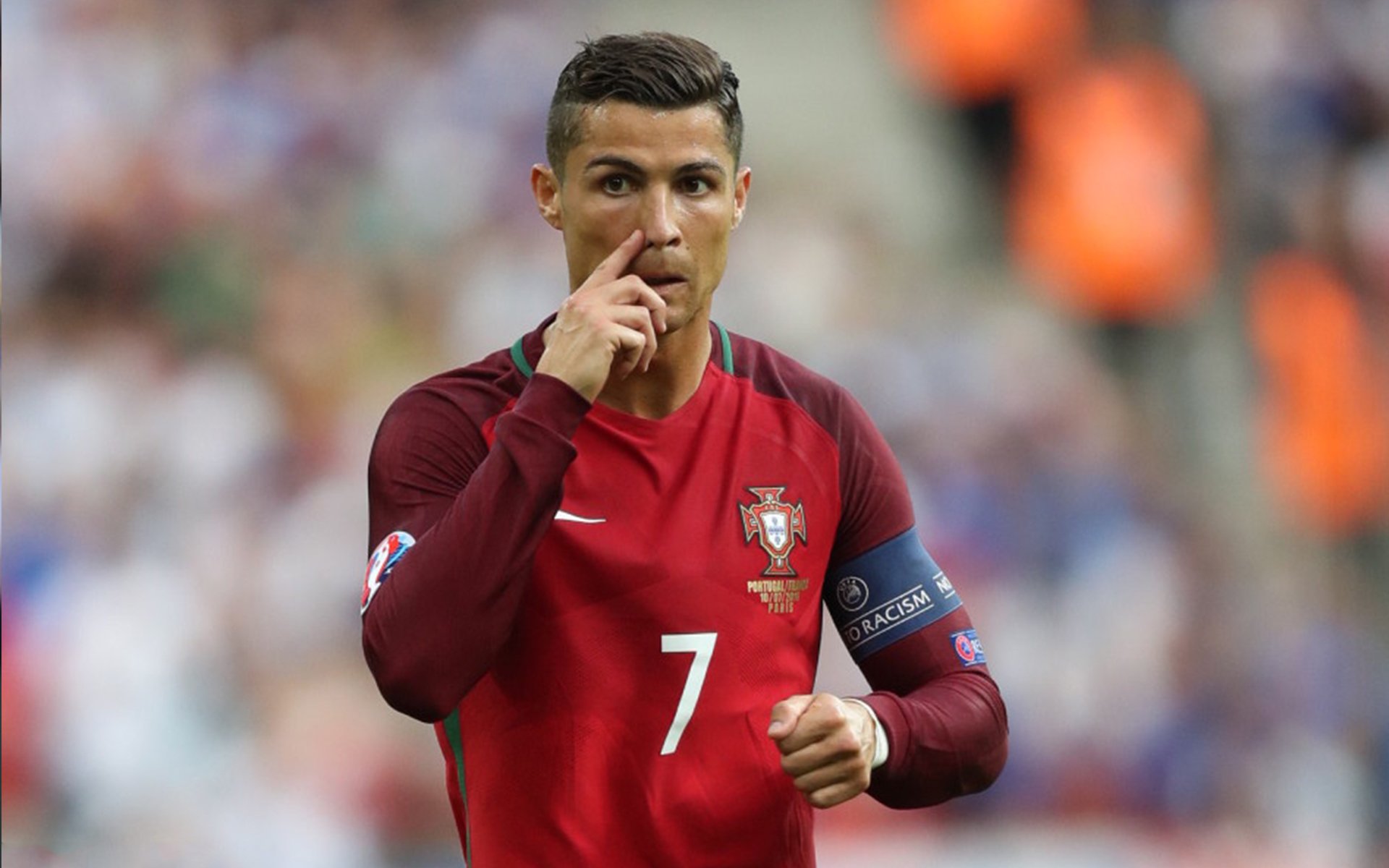 2016年季后赛：面对雷霆的“生死战”，库里挺身而出，投中多个超远距离三分，赢得“最佳表现”